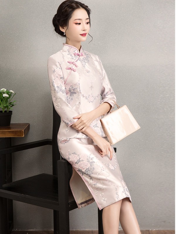 Pink Embroidered Midi Qipao / Cheongsam Dress for Winter Pink Embroidered Midi Qipao / Cheongsam Dress for Winter