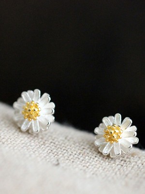 Tiny Daisy Silver Stud Earring