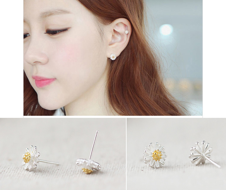 Tiny Daisy Silver Stud Earring